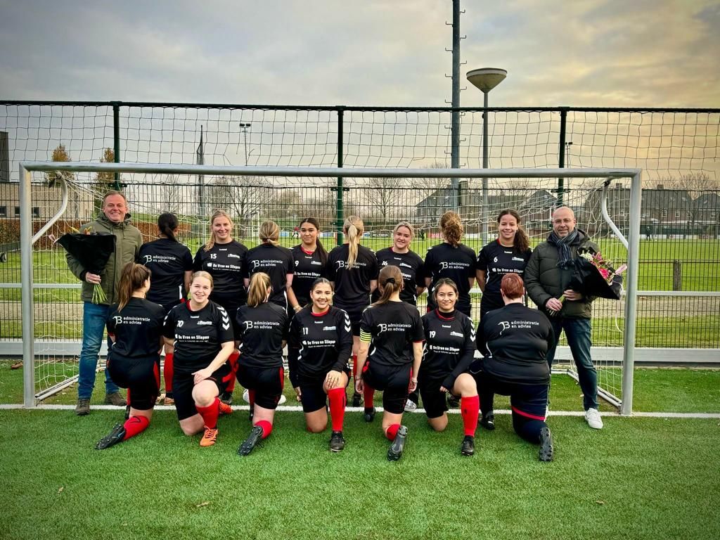 Het damesteam van v.v. Kesteren in shirts met het logo van JB administratie en advies